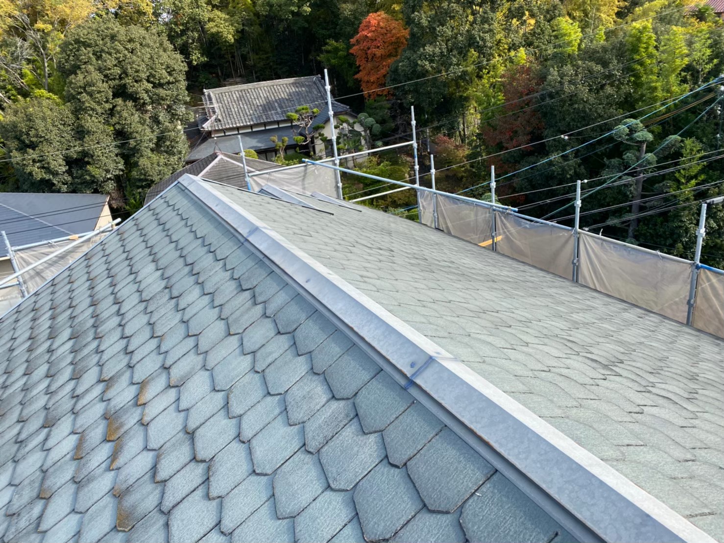 鱗スレートをカバー工法